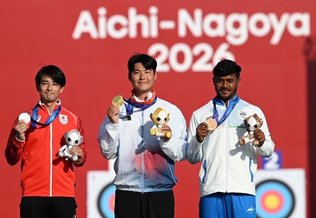 (261003) -- OKAZAKI, Oct. 3, 2026 (Xinhua) -- Gold medalist Lee Wooseok (C) of South Korea, silver medalist Nakanishi Junya (L) of Japan and bronze medalist Neeraj Chauhan of India pose for photos during the awarding ceremony for the Recurve Men's Individual of Archery at the 20th Asian Games Aichi-Nagoya 2026 in Okazaki of Aichi Prefecture, Japan, Oct. 3, 2026. (Xinhua/Yu Yang)