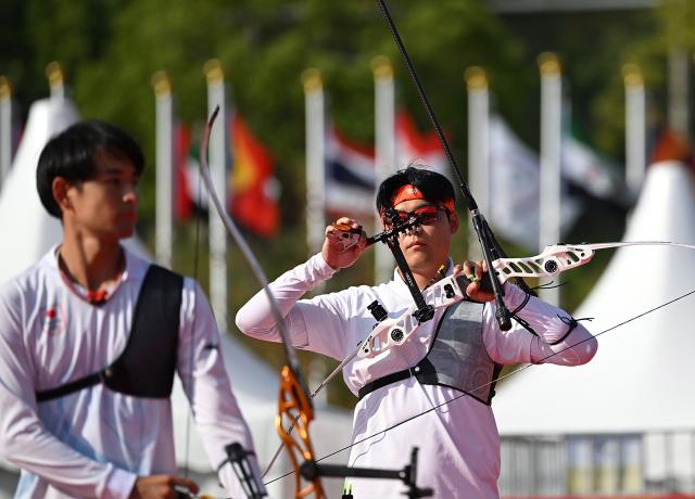 (261003) -- OKAZAKI, Oct. 3, 2026 (Xinhua) -- Lee Wooseok (R) of South Korea prepares during the Recurve Men's Individual Gold Medal Match of Archery against Nakanishi Junya of Japan at the 20th Asian Games Aichi-Nagoya 2026 in Okazaki of Aichi Prefecture, Japan, Oct. 3, 2026. (Xinhua/Yu Yang)