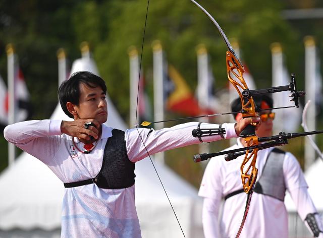 (261003) -- OKAZAKI, Oct. 3, 2026 (Xinhua) -- Nakanishi Junya of Japan competes during the Recurve Men's Individual Gold Medal Match of Archery against Lee Wooseok of South Korea at the 20th Asian Games Aichi-Nagoya 2026 in Okazaki of Aichi Prefecture, Japan, Oct. 3, 2026. (Xinhua/Yu Yang)