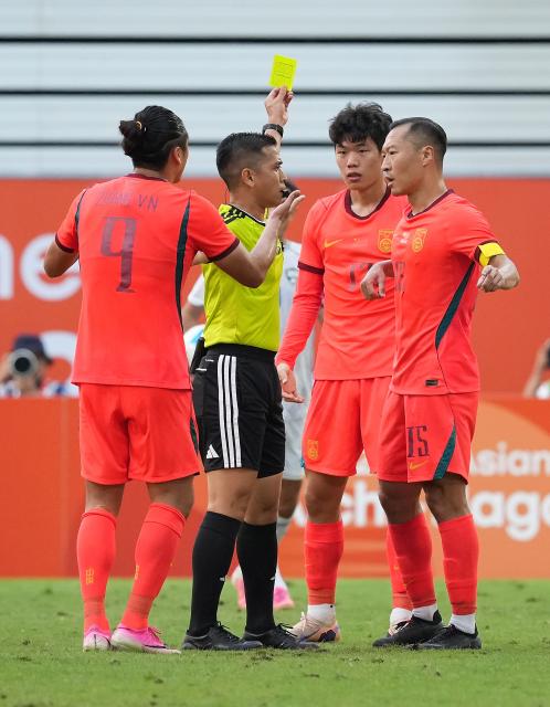 (261003) -- TOYOTA, Oct. 3, 2026 (Xinhua) -- Players of China react after the referee gives a yellow card during the men's 3rd place match of football between China and Uzbekistan at 20th Asian Games Aichi-Nagoya 2026 in Toyota of Aichi Prefecture, Japan, Oct. 3, 2026. (Xinhua/Lui Siu Wai)