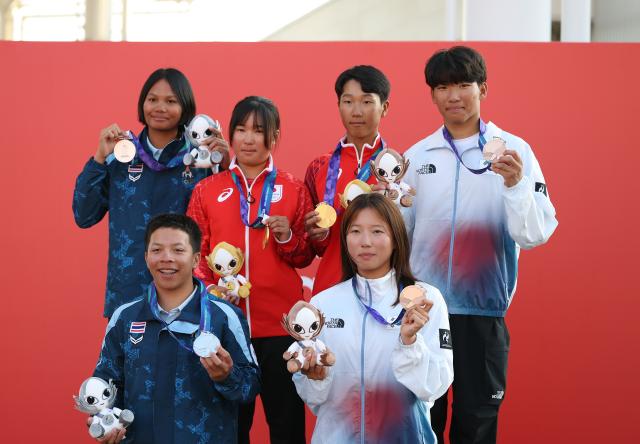 (261003) -- GAMAGORI, Oct. 3, 2026 (Xinhua) -- Gold medalists Sanematsu Riho (2nd L, top)/Tsunomori Misaki (2nd R, top) of team Japan, silver medalists Worrakan Saksriklom (1st L, top)/ Pitipoom Jaroenpon (bottom L) of team Thailand and bronze medalists Choi Gaeun (bottom R)/Kim Taerin of team South Korea pose during the awarding ceremony for the Youth Mixed Dinghy of Sailing at the 20th Asian Games Aichi-Nagoya 2026 in Gamagori of Aichi Prefecture, Japan, Oct. 3, 2026. (Xinhua/Deng Hua)