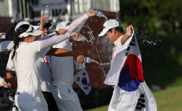 (261003) -- KASUGAI, Oct. 3, 2026 (Xinhua) -- Kim Joohyung (R) of South Korea celebrates after the Men's Individual Stroke Play Round 4 of Golf at 20th Asian Games Aichi-Nagoya 2026 in Kasugai of Aichi Prefecture, Japan, Oct. 3, 2026. (Xinhua/Li Bo)