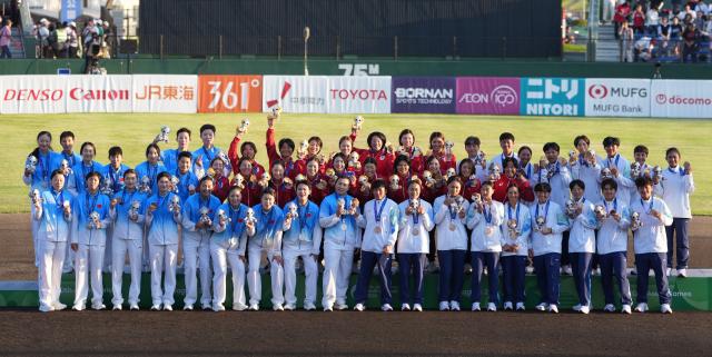 (261003) -- ANJO, Oct. 3, 2026 (Xinhua) -- Gold medalists team Japan (top C), silver medalists team China (L) and bronze medalists team Chinese Taipei pose during the awarding ceremony for the women's softball at the 20th Asian Games Aichi-Nagoya 2026 in Anjo of Aichi Prefecture, Japan, Oct. 3, 2026. (Xinhua/Luo Yuan)