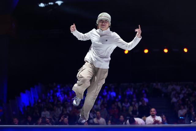(261003) -- TOKONAME, Oct. 3, 2026 (Xinhua) -- Guo Pu of China competes during the B-Girls final match of Breaking against Fukushima Ayumi of Japan at the 20th Asian Games Aichi-Nagoya 2026 in Tokoname of Aichi Prefecture, Japan, Oct. 3, 2026. (Xinhua/Cheong Kam Ka)