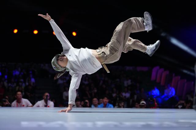 (261003) -- TOKONAME, Oct. 3, 2026 (Xinhua) -- Guo Pu of China competes during the B-Girls final match of Breaking against Fukushima Ayumi of Japan at the 20th Asian Games Aichi-Nagoya 2026 in Tokoname of Aichi Prefecture, Japan, Oct. 3, 2026. (Xinhua/Cheong Kam Ka)