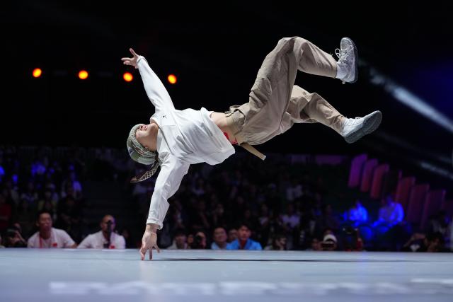 (261003) -- TOKONAME, Oct. 3, 2026 (Xinhua) -- Guo Pu of China competes during the B-Girls final match of Breaking against Fukushima Ayumi of Japan at the 20th Asian Games Aichi-Nagoya 2026 in Tokoname of Aichi Prefecture, Japan, Oct. 3, 2026. (Xinhua/Cheong Kam Ka)