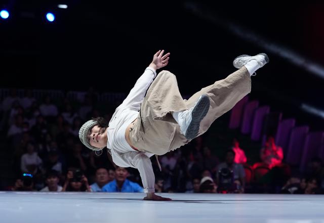 (261003) -- TOKONAME, Oct. 3, 2026 (Xinhua) -- Guo Pu of China competes during the B-Girls final match of Breaking against Fukushima Ayumi of Japan at the 20th Asian Games Aichi-Nagoya 2026 in Tokoname of Aichi Prefecture, Japan, Oct. 3, 2026. (Xinhua/Cheong Kam Ka)
