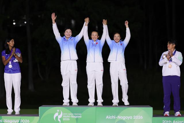 (261003) -- KASUGAI, Oct. 3, 2026 (Xinhua) -- Gold medalists Team China greet spectators during the awarding ceremony for the women's team of golf at the 20th Asian Games Aichi-Nagoya 2026 in Kasugai of Aichi Prefecture, Japan, Oct. 3, 2026. (Xinhua/Li Bo)