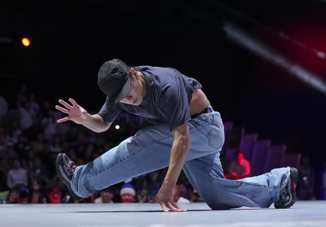 (261003) -- TOKONAME, Oct. 3, 2026 (Xinhua) -- Japan's Nakarai Shigeyuki competes during the B-Boys final match of Breaking between Japan's Nakarai Shigeyuki and South Korea's Kim Hongyul at the 20th Asian Games Aichi-Nagoya 2026 in Tokoname of Aichi Prefecture, Japan, Oct. 3, 2026. (Xinhua/Cheong Kam Ka)