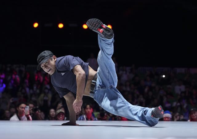 (261003) -- TOKONAME, Oct. 3, 2026 (Xinhua) -- Japan's Nakarai Shigeyuki competes during the B-Boys final match of Breaking between Japan's Nakarai Shigeyuki and South Korea's Kim Hongyul at the 20th Asian Games Aichi-Nagoya 2026 in Tokoname of Aichi Prefecture, Japan, Oct. 3, 2026. (Xinhua/Cheong Kam Ka)