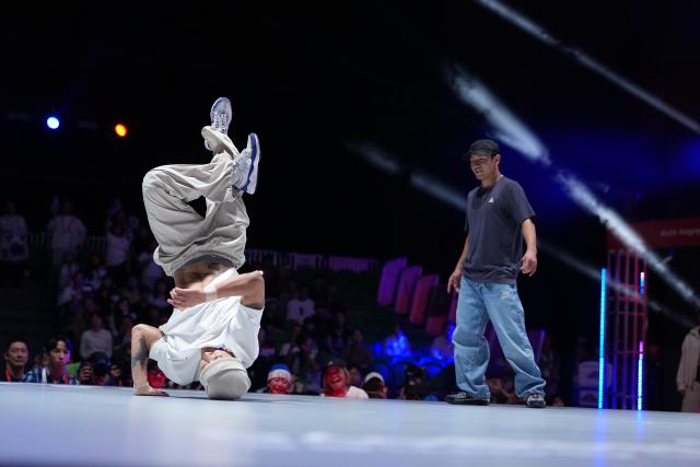 (261003) -- TOKONAME, Oct. 3, 2026 (Xinhua) -- South Korea's Kim Hongyul competes during the B-Boys final match of Breaking between Japan's Nakarai Shigeyuki and South Korea's Kim Hongyul at the 20th Asian Games Aichi-Nagoya 2026 in Tokoname of Aichi Prefecture, Japan, Oct. 3, 2026. (Xinhua/Cheong Kam Ka)