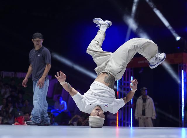 (261003) -- TOKONAME, Oct. 3, 2026 (Xinhua) -- South Korea's Kim Hongyul competes during the B-Boys final match of Breaking between Japan's Nakarai Shigeyuki and South Korea's Kim Hongyul at the 20th Asian Games Aichi-Nagoya 2026 in Tokoname of Aichi Prefecture, Japan, Oct. 3, 2026. (Xinhua/Cheong Kam Ka)