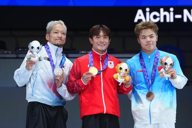 (261003) -- TOKONAME, Oct. 3, 2026 (Xinhua) -- Gold medalist Japan's Nakarai Shigeyuki (C), silver medalist South Korea's Kim Hongyul (L) and bronze medalist Wang Ruimiao of China pose during the awarding ceremony for the B-Boys match of Breaking at the 20th Asian Games Aichi-Nagoya 2026 in Tokoname of Aichi Prefecture, Japan, Oct. 3, 2026. (Xinhua/Cheong Kam Ka)