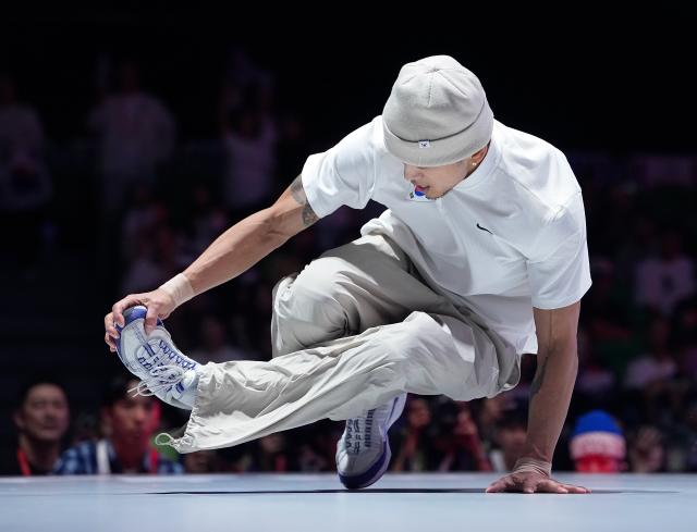 (261003) -- TOKONAME, Oct. 3, 2026 (Xinhua) -- South Korea's Kim Hongyul competes during the B-Boys final match of Breaking between Japan's Nakarai Shigeyuki and South Korea's Kim Hongyul at the 20th Asian Games Aichi-Nagoya 2026 in Tokoname of Aichi Prefecture, Japan, Oct. 3, 2026. (Xinhua/Cheong Kam Ka)