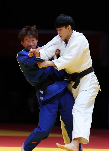 (261003) -- NAGOYA, Oct. 3, 2026 (Xinhua) -- Tao Yuying (R) of team China competes against Narantsetseg Ganbaatar of team Mongolia during the mixed team matches for bronze medals of Judo between China and Mongolia at the 20th Asian Games Aichi-Nagoya 2026 in Nagoya, Japan, Oct. 3, 2026. (Xinhua/Yao Qilin)