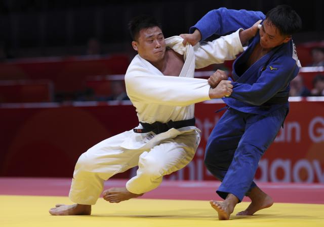 (261003) -- NAGOYA, Oct. 3, 2026 (Xinhua) -- Han Qi (L) of team China competes against Enkhtur Jugdergarav of team Mongolia during the mixed team matches for bronze medals of Judo between China and Mongolia at the 20th Asian Games Aichi-Nagoya 2026 in Nagoya, Japan, Oct. 3, 2026. (Xinhua/Yao Qilin)