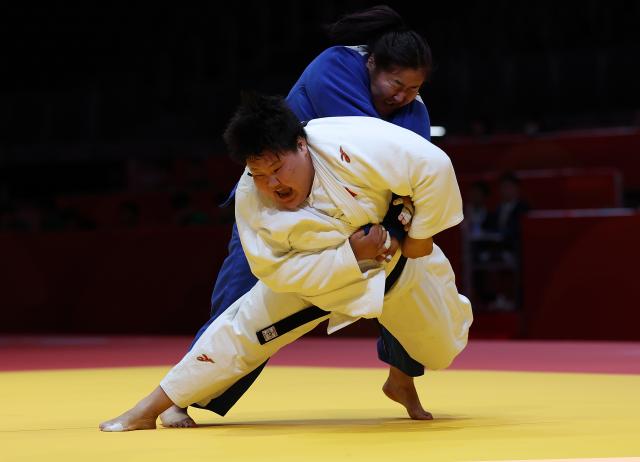 (261003) -- NAGOYA, Oct. 3, 2026 (Xinhua) -- Niu Xinran (front) of team China competes against Nominzul Dambadarjaa of team Mongolia during the mixed team matches for bronze medals of Judo between China and Mongolia at the 20th Asian Games Aichi-Nagoya 2026 in Nagoya, Japan, Oct. 3, 2026. (Xinhua/Yao Qilin)