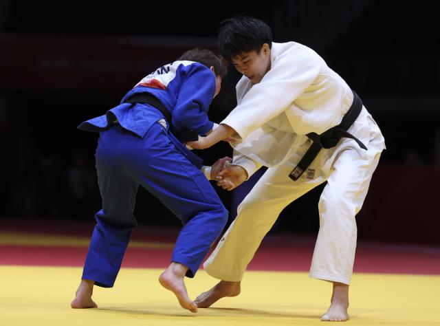 (261003) -- NAGOYA, Oct. 3, 2026 (Xinhua) -- Tao Yuying (R) of team China competes against Narantsetseg Ganbaatar of team Mongolia during the mixed team matches for bronze medals of Judo between China and Mongolia at the 20th Asian Games Aichi-Nagoya 2026 in Nagoya, Japan, Oct. 3, 2026. (Xinhua/Yao Qilin)