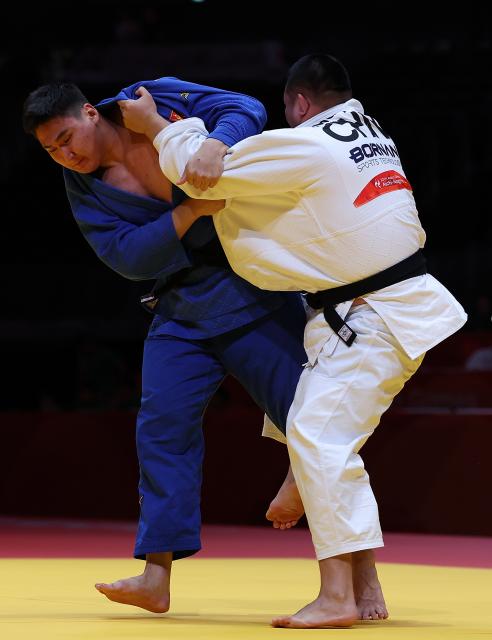 (261003) -- NAGOYA, Oct. 3, 2026 (Xinhua) -- Li Haiyang (R) of team China competes against Perenleijamts Usukhbayar of team Mongolia during the mixed team matches for bronze medals of Judo between China and Mongolia at the 20th Asian Games Aichi-Nagoya 2026 in Nagoya, Japan, Oct. 3, 2026. (Xinhua/Yao Qilin)