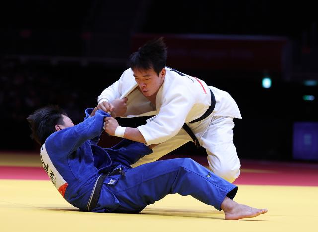 (261003) -- NAGOYA, Oct. 3, 2026 (Xinhua) -- Lin Gaohui (top) of team China competes against Gansuren Jambal of team Mongolia during the mixed team matches for bronze medals of Judo between China and Mongolia at the 20th Asian Games Aichi-Nagoya 2026 in Nagoya, Japan, Oct. 3, 2026. (Xinhua/Yao Qilin)