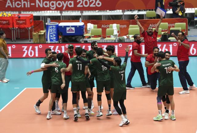 (261003) -- OKAZAKI, Oct. 3, 2026 (Xinhua) -- Members of Pakistan celebrate after winning the men's volleyball bronze medal match between China and Pakistan at the 20th Asian Games Aichi-Nagoya 2026 in Okazaki of Aichi Prefecture, Japan, Oct. 3, 2026. (Xinhua/Jia Yuchen)