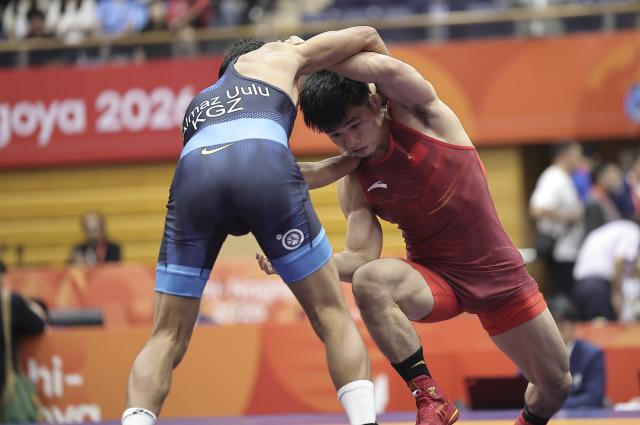 (261003) -- NAGOYA, Oct. 3, 2026 (Xinhua) -- Zou Wanhao (R) of China competes against Bekzat Almaz Uulu of Kyrgyzstan during the men's freestyle 57kg bronze medal match of Wrestling at the 20th Asian Games Aichi-Nagoya 2026 in Nagoya, Japan, Oct. 3, 2026. (Xinhua/Long Lei)