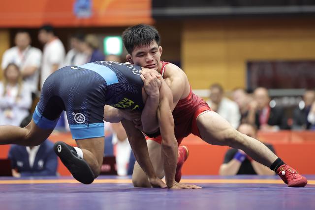 (261003) -- NAGOYA, Oct. 3, 2026 (Xinhua) -- Zou Wanhao (R) of China competes against Bekzat Almaz Uulu of Kyrgyzstan during the men's freestyle 57kg bronze medal match of Wrestling at the 20th Asian Games Aichi-Nagoya 2026 in Nagoya, Japan, Oct. 3, 2026. (Xinhua/Long Lei)
