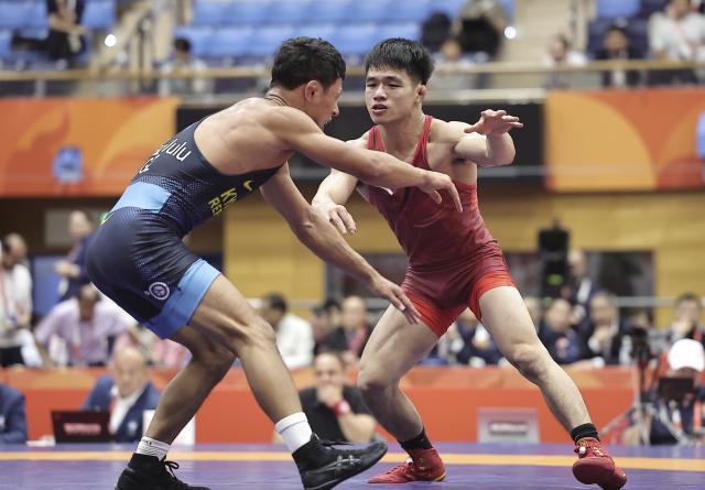 (261003) -- NAGOYA, Oct. 3, 2026 (Xinhua) -- Zou Wanhao (R) of China competes against Bekzat Almaz Uulu of Kyrgyzstan during the men's freestyle 57kg bronze medal match of Wrestling at the 20th Asian Games Aichi-Nagoya 2026 in Nagoya, Japan, Oct. 3, 2026. (Xinhua/Long Lei)
