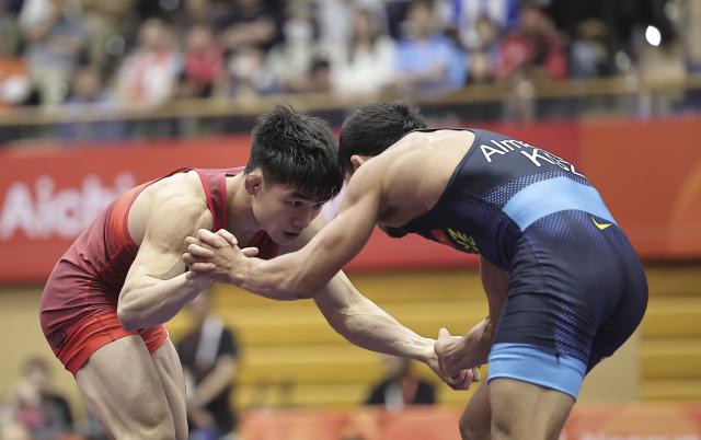 (261003) -- NAGOYA, Oct. 3, 2026 (Xinhua) -- Zou Wanhao (L) of China competes against Bekzat Almaz Uulu of Kyrgyzstan during the men's freestyle 57kg bronze medal match of Wrestling at the 20th Asian Games Aichi-Nagoya 2026 in Nagoya, Japan, Oct. 3, 2026. (Xinhua/Long Lei)