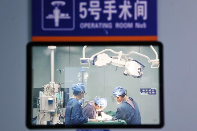 (261003) -- BEIJING, Oct. 3, 2026 (Xinhua) -- Medical staff perform an operation at a hospital in Gejiu City, southwest China's Yunnan Province, Oct. 3, 2026.
  Many medical workers remain at their posts during the National Day holiday to provide healthcare services and safeguard public health. (Photo by Xue Yingying/Xinhua)