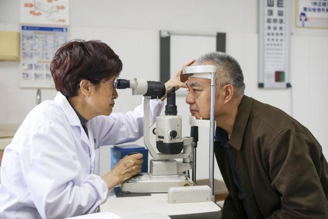 (261003) -- BEIJING, Oct. 3, 2026 (Xinhua) -- A doctor examines eyes for a patient at a hospital in Taixing, east China's Jiangsu Province, Oct. 3, 2026.
  Many medical workers remain at their posts during the National Day holiday to provide healthcare services and safeguard public health. (Photo by Gu Jihong/Xinhua)