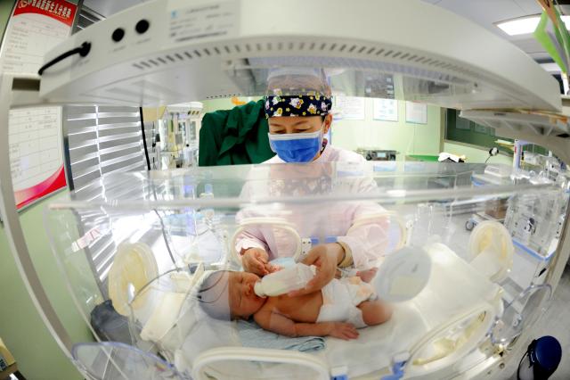 (261003) -- BEIJING, Oct. 3, 2026 (Xinhua) -- A nurse takes care of a newborn baby at a hospital in Lianyungang, east China's Jiangsu Province, Oct. 3, 2026.
  Many medical workers remain at their posts during the National Day holiday to provide healthcare services and safeguard public health. (Photo by Wang Chun/Xinhua)