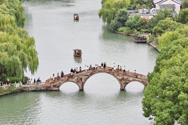 (261003) -- BEIJING, Oct. 3, 2026 (Xinhua) -- Tourists visit the Nanhu Lake scenic area in Jiaxing City, east China's Zhejiang Province, Oct. 3, 2026.
  China's cultural and tourism market is thriving during this year's National Day holiday, with a wide range of options including scenic getaways, autumn outings, tourism with revolutionary topics, nighttime entertainment, and cultural tours featuring the country's intangible cultural heritage. (Photo by Jin Peng/Xinhua)