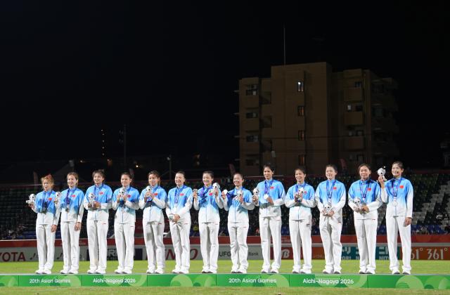 (261003) -- NAGOYA, Oct. 3, 2026 (Xinhua) -- Silver medalist team China pose during the awarding ceremony for the women's rugby sevens at the 20th Asian Games Aichi-Nagoya 2026 in Nagoya, Japan, Oct. 3, 2026. (Xinhua/Zhang Haobo)
