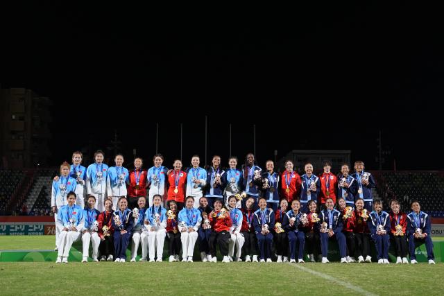 (261003) -- NAGOYA, Oct. 3, 2026 (Xinhua) -- Gold medalist team Japan, silver medalist team China and bronze medalist team China's Hong Kong pose during the awarding ceremony for the women's rugby sevens at the 20th Asian Games Aichi-Nagoya 2026 in Nagoya, Japan, Oct. 3, 2026. (Xinhua/Zhang Haobo)