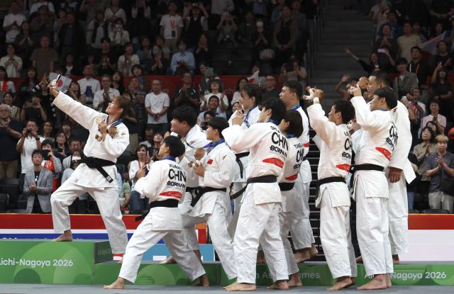 (261003) -- NAGOYA, Oct. 3, 2026 (Xinhua) -- Bronze medalists Team China take a selfie after the awarding ceremony for the mixed team of judo at the 20th Asian Games Aichi-Nagoya 2026 in Nagoya, Japan, Oct. 3, 2026. (Xinhua/Yao Qilin)