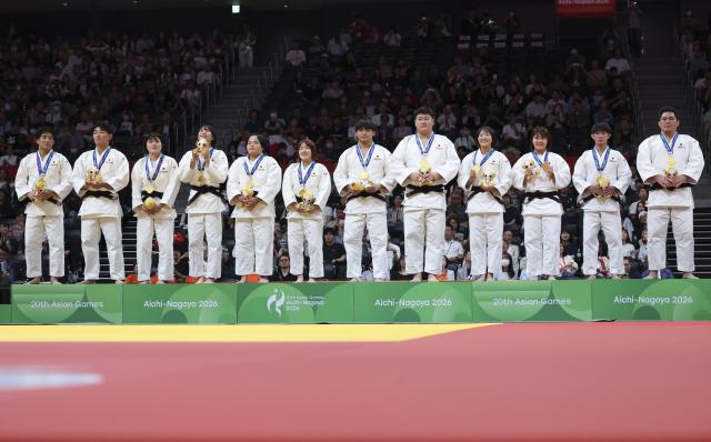 (261003) -- NAGOYA, Oct. 3, 2026 (Xinhua) -- Gold medalists Team Japan pose during the awarding ceremony for the mixed team of judo at the 20th Asian Games Aichi-Nagoya 2026 in Nagoya, Japan, Oct. 3, 2026. (Xinhua/Yao Qilin)
