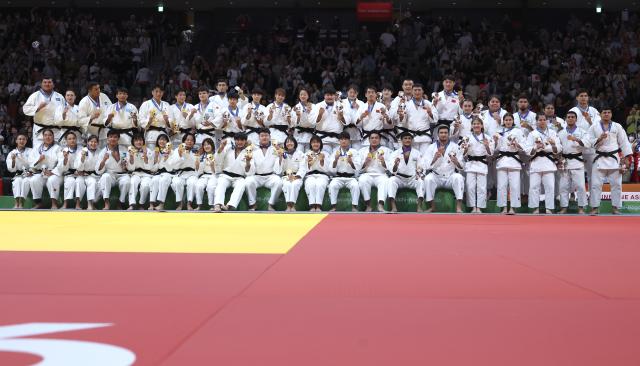 (261003) -- NAGOYA, Oct. 3, 2026 (Xinhua) -- Gold medalists Team Japan, silver medalists Team Kazakhstan and bronze medalists Team China and Team Uzbekistan pose during the awarding ceremony for the mixed team of judo at the 20th Asian Games Aichi-Nagoya 2026 in Nagoya, Japan, Oct. 3, 2026. (Xinhua/Yao Qilin)
