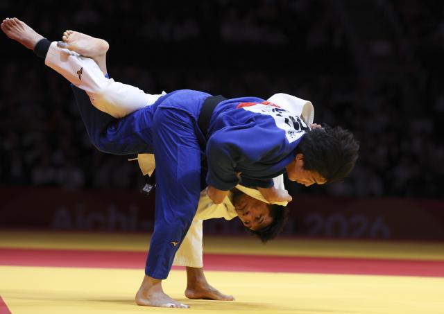 (261003) -- NAGOYA, Oct. 3, 2026 (Xinhua) -- Ishihara Tatsuki (front) of team Japan competes with Gusman Kyrgyzbayev of team Kazakhstan during the mixed team final of judo between Japan and Kazakhstan at the 20th Asian Games Aichi-Nagoya 2026 in Nagoya, Japan, Oct. 3, 2026. (Xinhua/Yao Qilin)