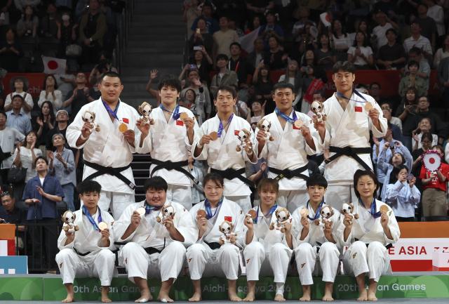 (261003) -- NAGOYA, Oct. 3, 2026 (Xinhua) -- Bronze medalists Team China pose during the awarding ceremony for the mixed team of judo at the 20th Asian Games Aichi-Nagoya 2026 in Nagoya, Japan, Oct. 3, 2026. (Xinhua/Yao Qilin)