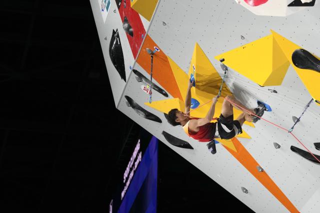 (261003) -- NAGOYA, Oct. 3, 2026 (Xinhua) -- Hu Junzhe of China competes during the men's lead final of sport climbing at 20th Asian Games Aichi-Nagoya 2026 in Nagoya, Japan, Oct. 3, 2026. (Xinhua/Zhou Mi)