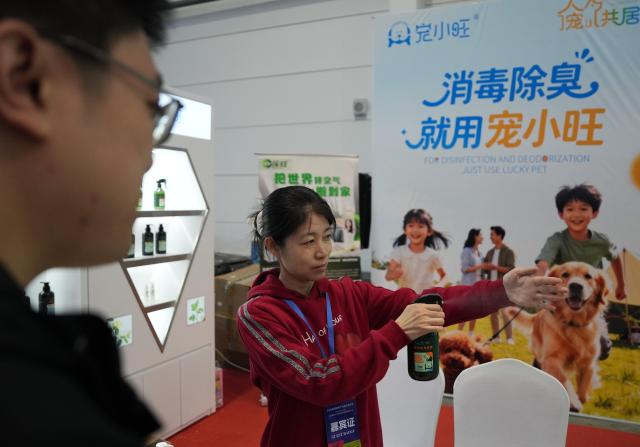 (261003) -- ANSHAN, Oct. 3, 2026 (Xinhua) -- An exhibitor promotes a pet deodorant product at the First Pet Source Expo in Anshan, northeast China's Liaoning Province, Oct. 3, 2026.
  The First Pet Source Expo kicked off here on Saturday. Anshan, a traditional steel city, is showing a new charm with its distinctive pet industrial cluster. (Xinhua/Li Gang)