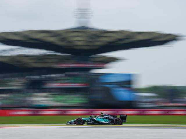 (261003) -- SEPANG, Oct. 3, 2026 (Xinhua) -- Mercedes' Kimi Antonelli of Italy competes during the qualifying session of the Formula One Bahrain Grand Prix at the Sepang International Circuit near Kuala Lumpur, Malaysia, Oct. 3, 2026. (Photo by Xu Mingnan/Xinhua)