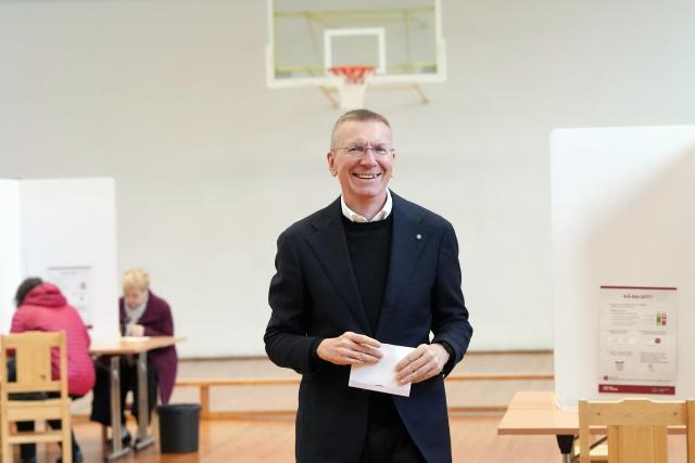 (261003) -- RIGA, Oct. 3, 2026 (Xinhua) -- Latvian President Edgars Rinkevics prepares to cast his ballot at a polling station in Riga, Latvia, Oct. 3, 2026.
  Voting in the Latvian parliamentary election began on Saturday morning, with 1,428 candidates vying for 100 seats in the 15th Saeima, Latvia's parliament. (Photo by Edijs Palens/Xinhua)