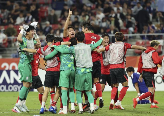 (261003) -- TOYOTA, Oct. 3, 2026 (Xinhua) -- Players of South Korea celebrate victory after the men's final match of football between South Korea and Japan at 20th Asian Games Aichi-Nagoya 2026 in Toyota of Aichi Prefecture, Japan, Oct. 3, 2026. (Xinhua/Jia Haocheng)