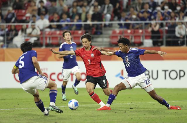 (261003) -- TOYOTA, Oct. 3, 2026 (Xinhua) -- Eom Jisung (2nd R) of South Korean competes during the men's final match of football between South Korea and Japan at 20th Asian Games Aichi-Nagoya 2026 in Toyota of Aichi Prefecture, Japan, Oct. 3, 2026. (Xinhua/Jia Haocheng)