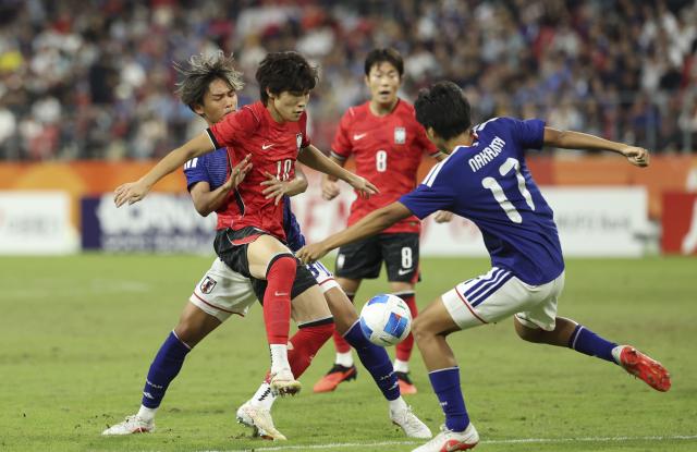 (261003) -- TOYOTA, Oct. 3, 2026 (Xinhua) -- Bae Junho  (2nd L) of South Korea competes during the men's final match of football between South Korea and Japan at 20th Asian Games Aichi-Nagoya 2026 in Toyota of Aichi Prefecture, Japan, Oct. 3, 2026. (Xinhua/Jia Haocheng)