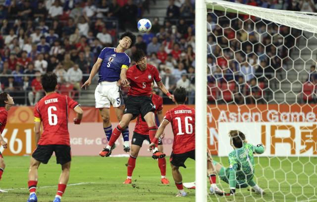 (261003) -- TOYOTA, Oct. 3, 2026 (Xinhua) -- Ichihara Rion (top) of Japan jumps for a header during the men's final match of football between South Korea and Japan at 20th Asian Games Aichi-Nagoya 2026 in Toyota of Aichi Prefecture, Japan, Oct. 3, 2026. (Xinhua/Jia Haocheng)