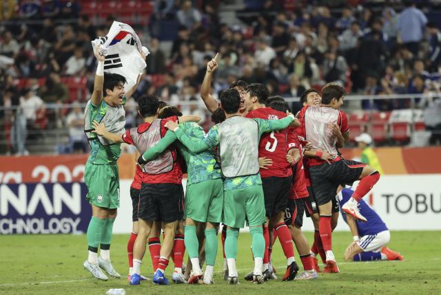 (261003) -- TOYOTA, Oct. 3, 2026 (Xinhua) -- Players of South Korea celebrate victory after the men's final match of football between South Korea and Japan at 20th Asian Games Aichi-Nagoya 2026 in Toyota of Aichi Prefecture, Japan, Oct. 3, 2026. (Xinhua/Jia Haocheng)