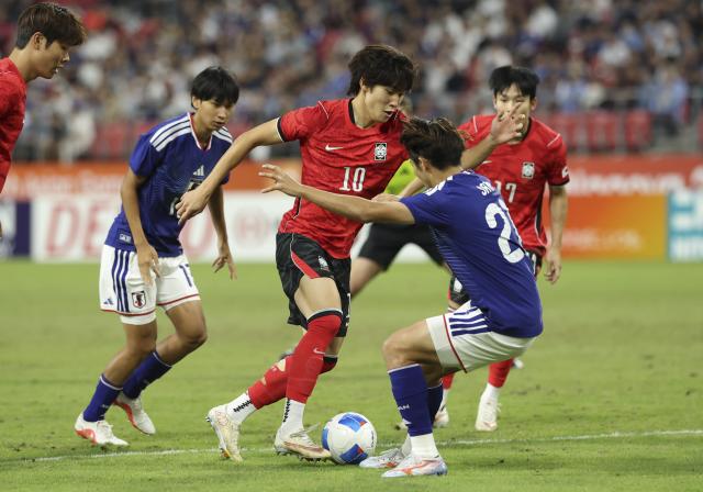 (261003) -- TOYOTA, Oct. 3, 2026 (Xinhua) -- Bae Junho (C) of South Korea competes during the men's final match of football between South Korea and Japan at 20th Asian Games Aichi-Nagoya 2026 in Toyota of Aichi Prefecture, Japan, Oct. 3, 2026. (Xinhua/Jia Haocheng)